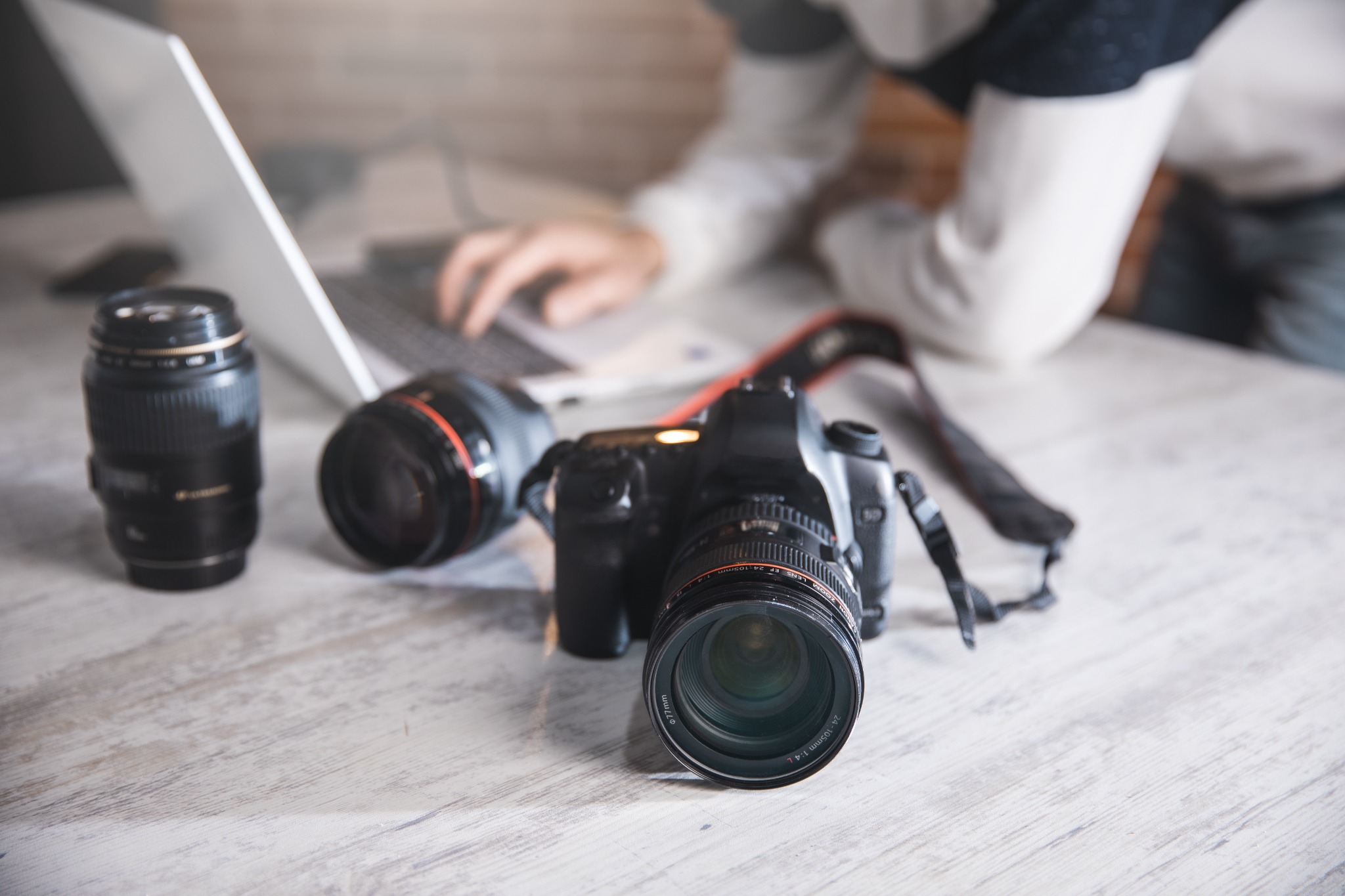 Fotografie und Bildbearbeitung mit Kamera, Objektiven und Laptop